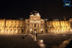 Pyramide du Louvre de nuit avec neige