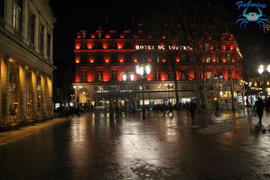 Palais Royal de nuit après la pluie